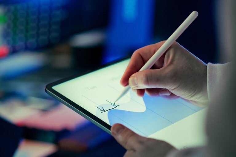 Osoba podpisuje i wysyła elektroniczny wniosek do ZUS na tablecie