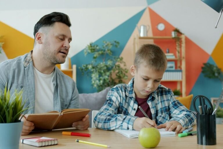 Czy za opiekę nad zdrowym dzieckiem po zamknięciu szkoły przysługuje zasiłek?